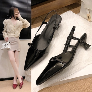 Magas sarkú cipő, hegyes orr, PU felsőrész, alacsony boka, sarokmagasság 3–5 cm, gumírozott talp