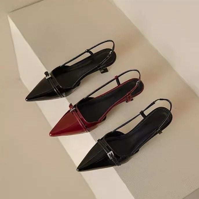 Magas sarkú cipő, hegyes orr, PU felsőrész, alacsony boka, sarokmagasság 3–5 cm, gumírozott talp