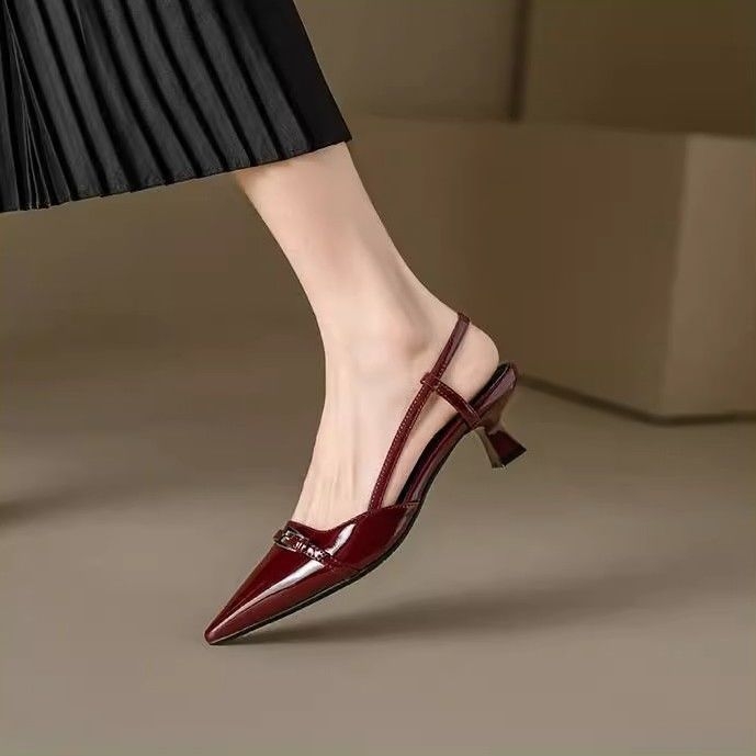 Magas sarkú cipő, hegyes orr, PU felsőrész, alacsony boka, sarokmagasság 3–5 cm, gumírozott talp