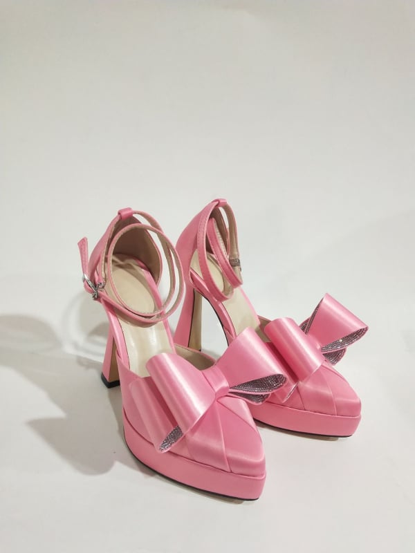 Sandale s otvorima od satena, oštar vrh, kopča, vodootporna platforma, debeli potpetica