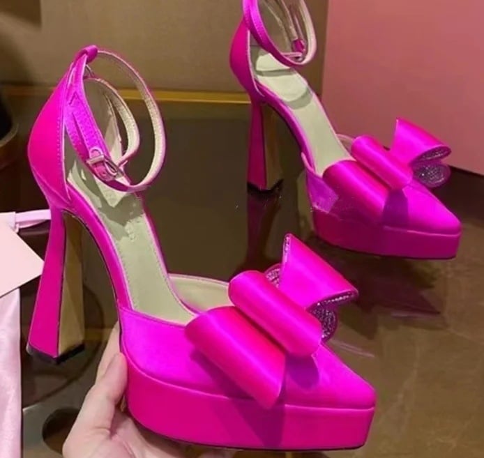 Sandale s otvorima od satena, oštar vrh, kopča, vodootporna platforma, debeli potpetica