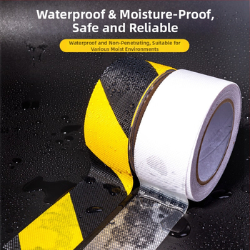 Matná protisklzová páska s PVC základom, lepidlo na báze gumy, hrúbka 1 mm, teplota odolnosť -40 až 100°C (krátkodobo) / -20 až 60°C (dlhodobo), samolepiaca