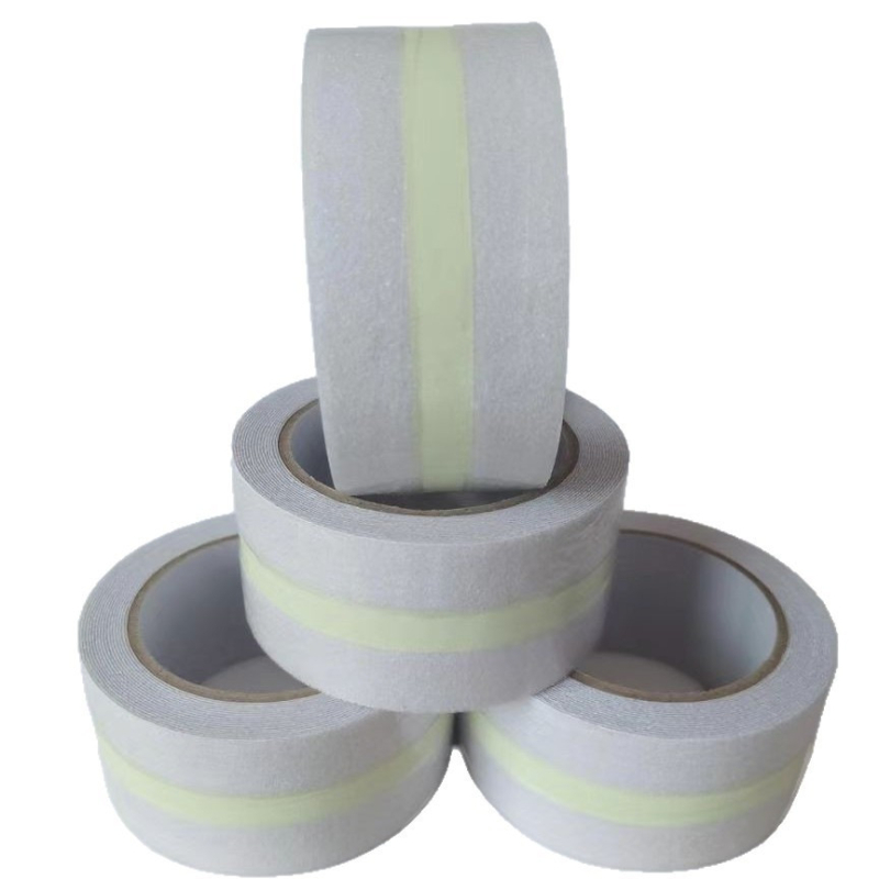 Matt felületű csúszásmentes szalag PVC alapú, gumi alapú ragasztóval, 1 mm vastagságú, -40…100°C (rövid táv) / -20…60°C (hosszú táv), öntapadó