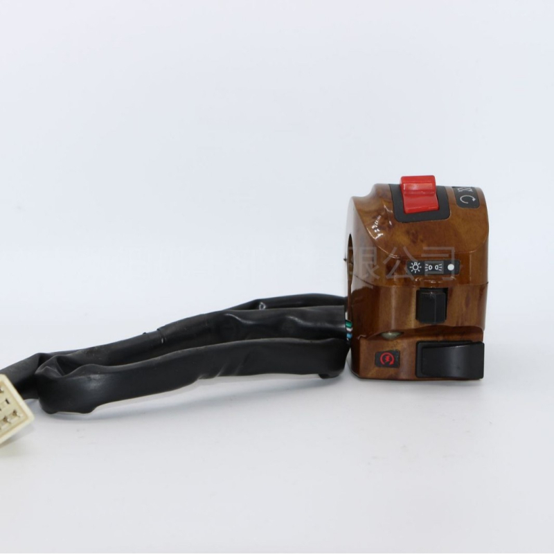 Sada prepínačov riadenia motorky so ľavým a pravým klaksónom, štartovacím a vypínacím tlačidlom; značka HADA, model 1, spracovanie na mieru