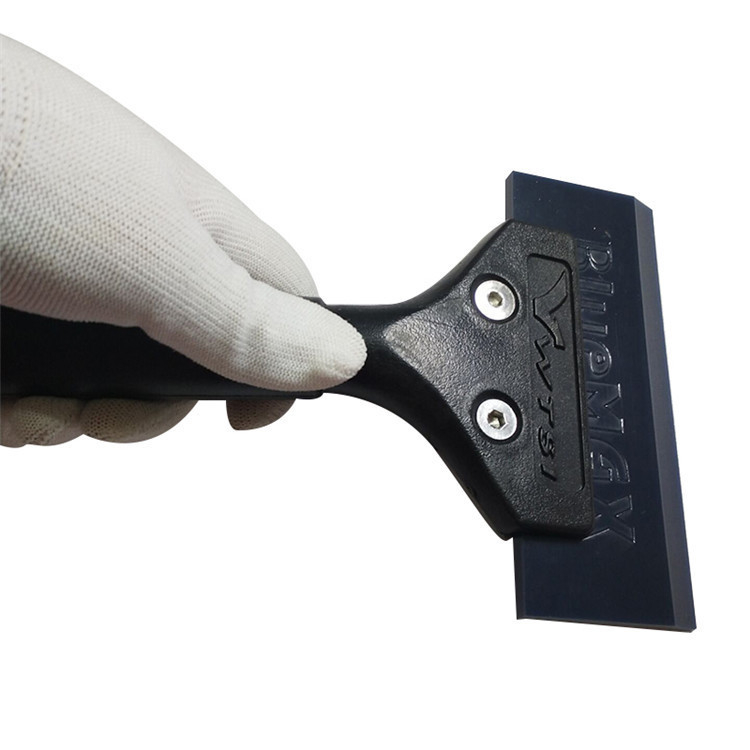 Autófilm eszköz – marhaín kaparó hosszú nyéllel, alkalmas fólia felrakására és üveg tisztítására (Anyag: marhaín; Márka: Good helper; Készlet: 150 db)