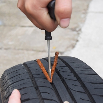 Set alat za popravak guma za automobile i motocikle, konstrukcija od željeza i plastike, kompatibilan sa bezdušnim gumama