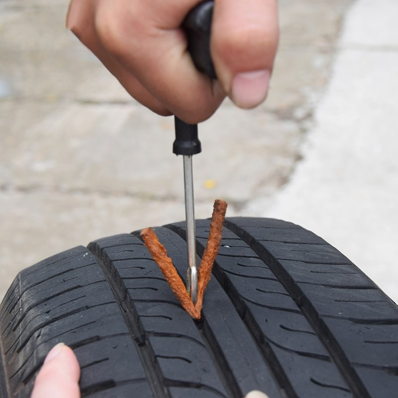 Set alat za popravak guma za automobile i motocikle, konstrukcija od željeza i plastike, kompatibilan sa bezdušnim gumama