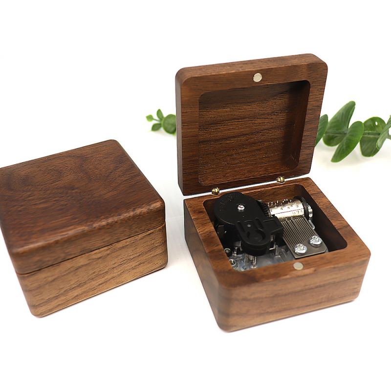 Drevený ornament s hudobnou skrinkou z orechového dreva, gravírovanie, možnosť tlače loga
