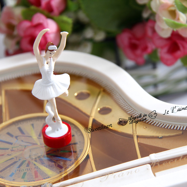 Hudobná skriňa s tancujúcou dievčenskou postavou a rotujúcou baletnou figúrou | Materiál: plast, živica | Balenie: kartón