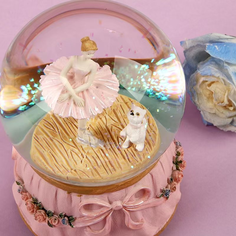 Muzikalna kutija u kristalnoj kugli – smola – Dream Crystal House – moderni minimalistički stil – idealan dar za vjenčanja i rođendane