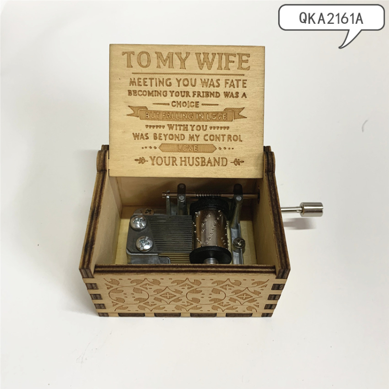 Fából készült zenei doboz kézi tekerő mechanizmussal, You Are My Sunshine témával, festett felülettel, testreszabási lehetőség