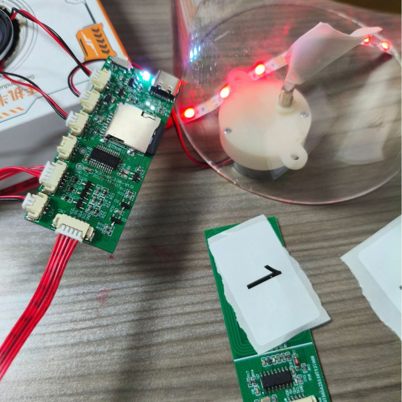 NFC magnetski hladnjak s glazbenom kutijom za stol — MP3, ručno izrađeno, rotirajuće, punjivo