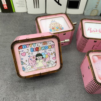 Ξύλινο κουτί μουσικής με χειροκίνητο κουρδισμό, UV εκτύπωση και δυνατότητα λογότυπου, κατάλληλο δώρο για γενέθλια, αποφοίτηση και πάρτι.