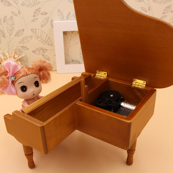 Μίνι ξύλινο τριγωνικό μοντέλο πιάνου για διακόσμηση — DOLO; Υλικό: ξύλο + πλαστικό; Στυλ: μουσική; Εκτύπωση λογοτύπου: OK; Ιδανικό για δώρο