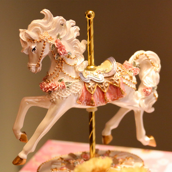 Μουσικό κουτί με καρουζέλ – κινούμενο στυλ καρτούν; φυσική ρητίνη; διαδικασία ρητίνης; διακοσμητικό κρεμαστό; μάρκα Love only for you