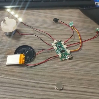 Mini glazbeni modul s upravljanjem gumbima i svjetlom, rotirajući, sastavljeni crtani modul
