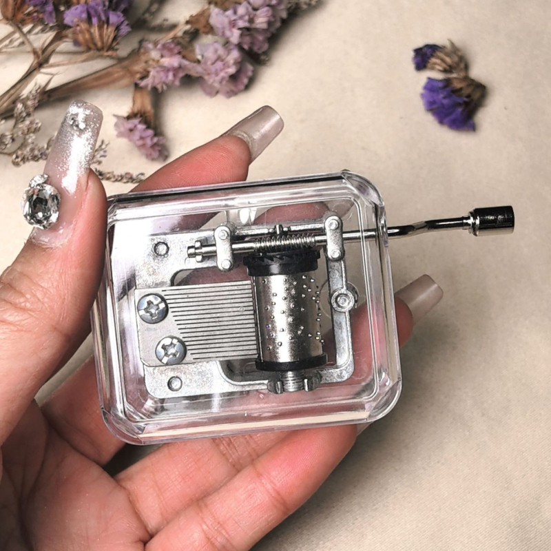 Κουτί μουσικής με χειροκίνητο γύρισμα – μεταλλικό περίβλημα, μηχανισμός χύτευσης με έγχυση, εκτύπωση λογότυπου, χωρίς δικαιώματα IP