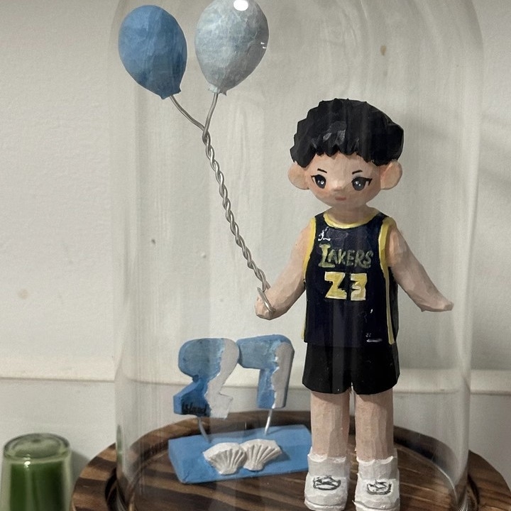 Prilagođena drvena rezba od Basswood - ručno izrađena, graviranje i bojanje, root-carved ukras u cartoon realističnom stilu