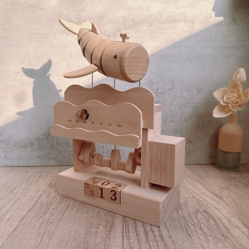 Fából készült zenei doboz, kreatív stílus; bálnás naptár dekoráció, otthonra, irodába és szállodába; ideális ajándék esküvőre, születésnapra, diplomaosztóra.