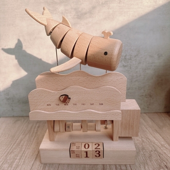 Fából készült zenei doboz, kreatív stílus; bálnás naptár dekoráció, otthonra, irodába és szállodába; ideális ajándék esküvőre, születésnapra, diplomaosztóra.