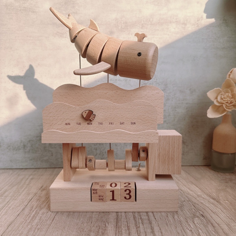 Fából készült zenei doboz, kreatív stílus; bálnás naptár dekoráció, otthonra, irodába és szállodába; ideális ajándék esküvőre, születésnapra, diplomaosztóra.