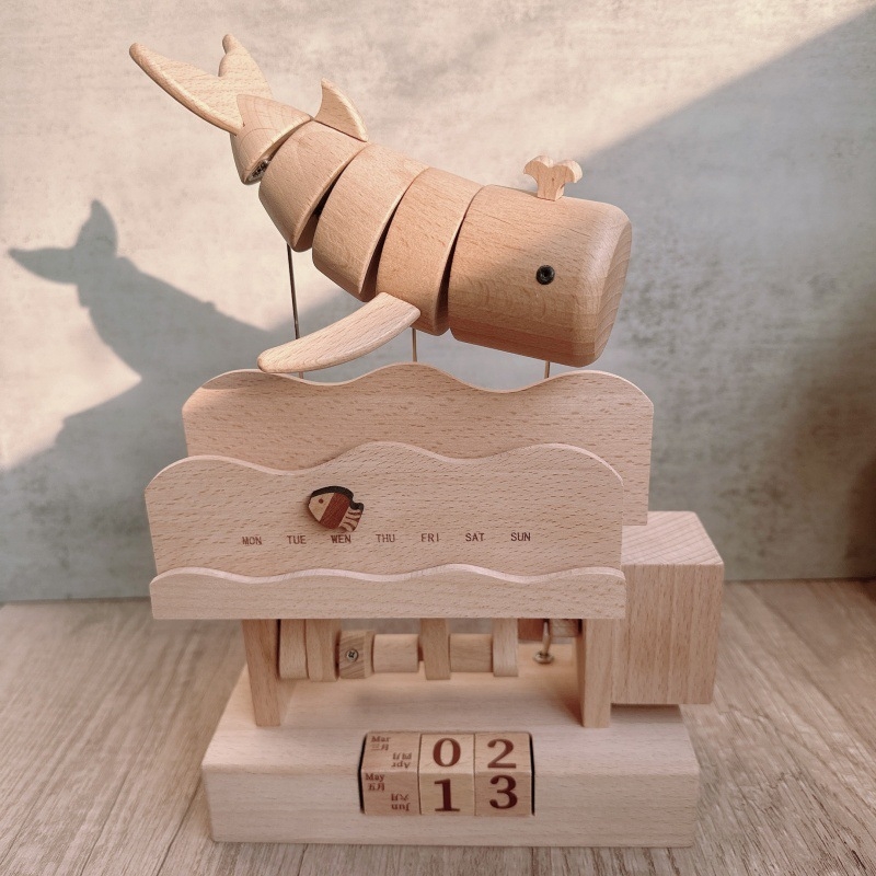 Fából készült zenei doboz, kreatív stílus; bálnás naptár dekoráció, otthonra, irodába és szállodába; ideális ajándék esküvőre, születésnapra, diplomaosztóra.
