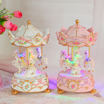 Karusel zenélő doboz, szintetikus gyanta, festett felület, logónyomás elérhető — személyes ajándék