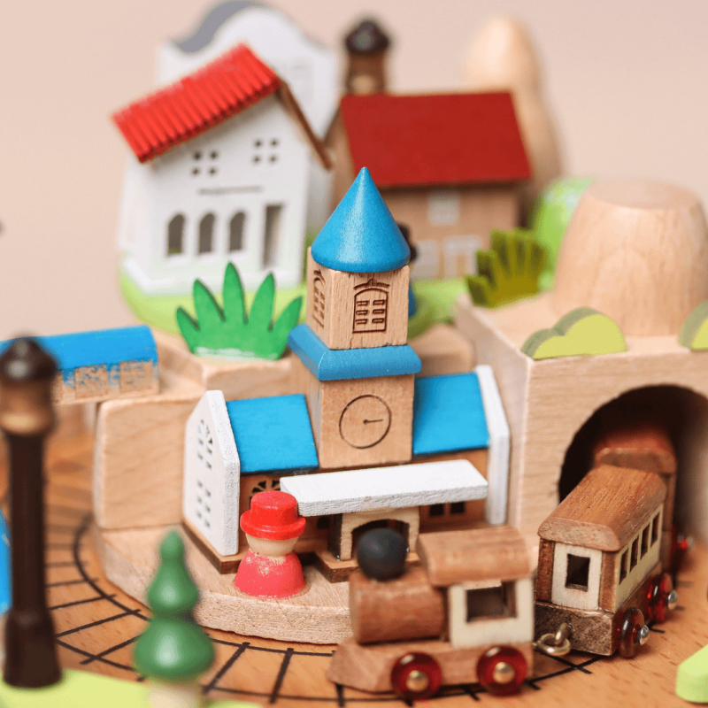 Kézzel készített fa zenemű doboz - Time Train téma, masszív fa, modern felső kategóriás dizájn, születésnapi ajándék osztálytársnak