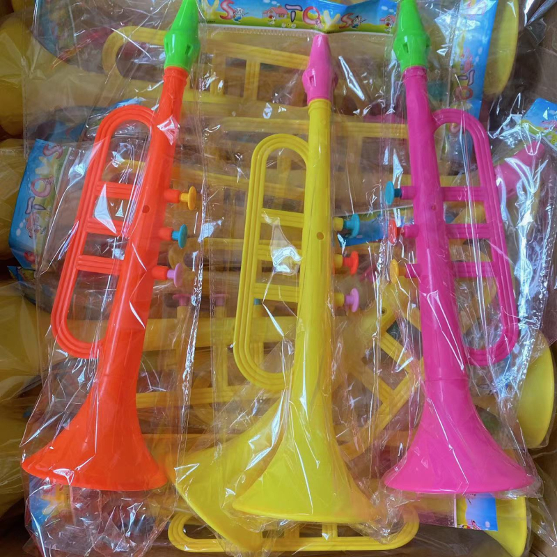 Plastični dječji rog‑igrač, prijenosni duhovni instrument za sportske događaje, u torbi; uzrast 7–14 godina