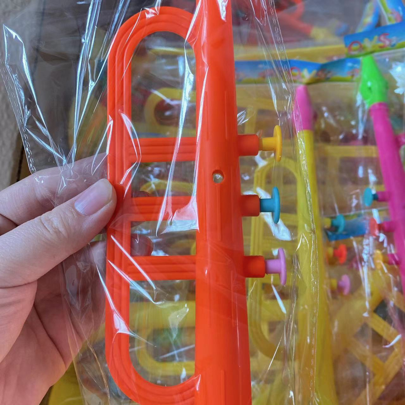 Plastični dječji rog‑igrač, prijenosni duhovni instrument za sportske događaje, u torbi; uzrast 7–14 godina