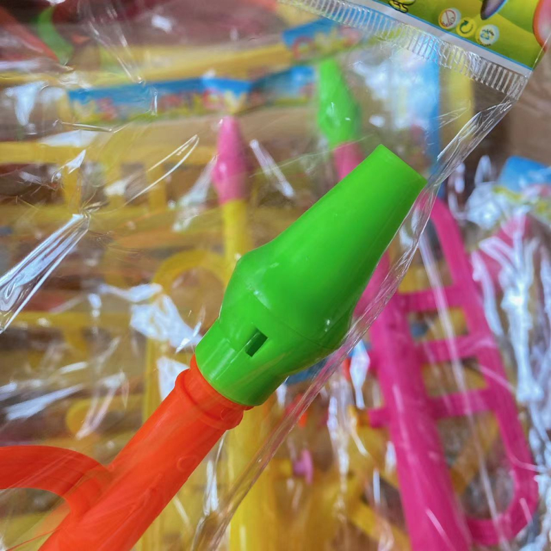Plastični dječji rog‑igrač, prijenosni duhovni instrument za sportske događaje, u torbi; uzrast 7–14 godina