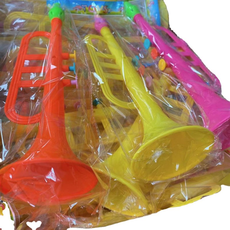 Plastični dječji rog‑igrač, prijenosni duhovni instrument za sportske događaje, u torbi; uzrast 7–14 godina