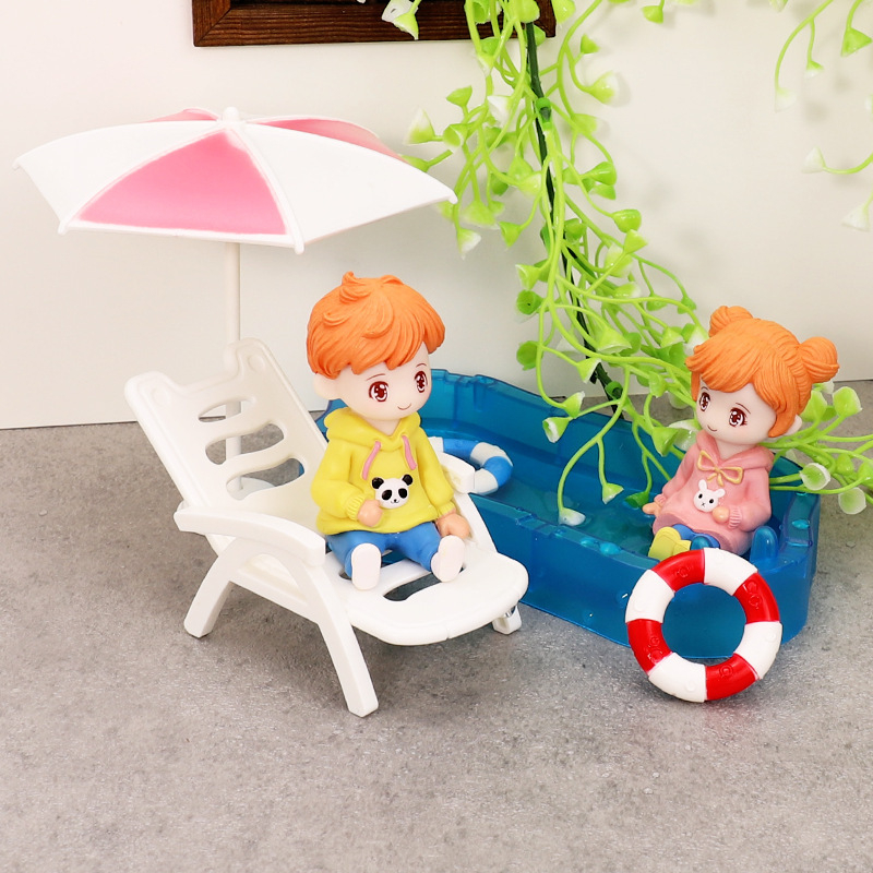 Miniaturni set vodene scene s kišobranom, plivačkim prstenom i ležaljkom – plastična igračka za igru u vodi, za uzrast 7–14 godina, za dječake i djevojčice (Tip: simulirano sobno/namještaj; Kategorija: Igra u vodi; Materijal: Plastika; Dob: 7–14)
