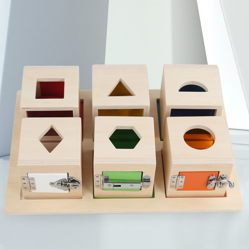 Drvena Montessori kutija sa šest odjeljaka za slaganje oblika – edukativna igra za djecu 4–6 godina