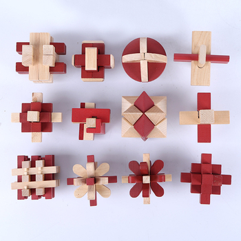 Drveni puzzle s Kong Ming / Lu Ban lock za djecu 7–14 godina; materijal: drvo; funkcija: otključavanje prstena; pakiranje: šarena kutija