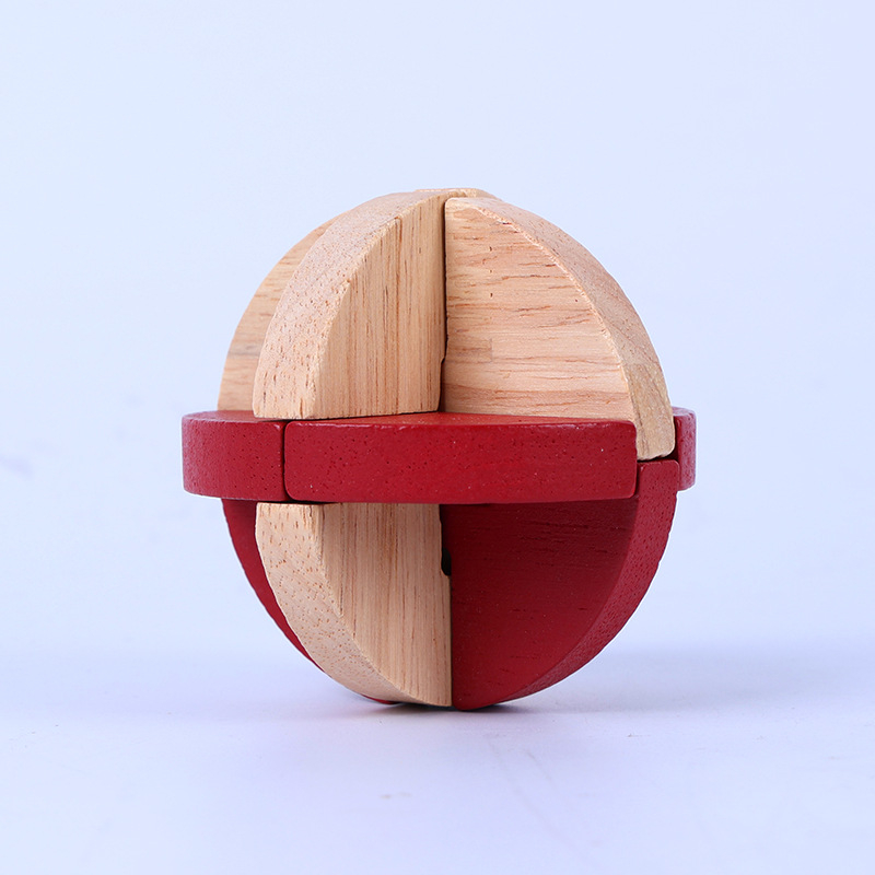 Drveni puzzle s Kong Ming / Lu Ban lock za djecu 7–14 godina; materijal: drvo; funkcija: otključavanje prstena; pakiranje: šarena kutija