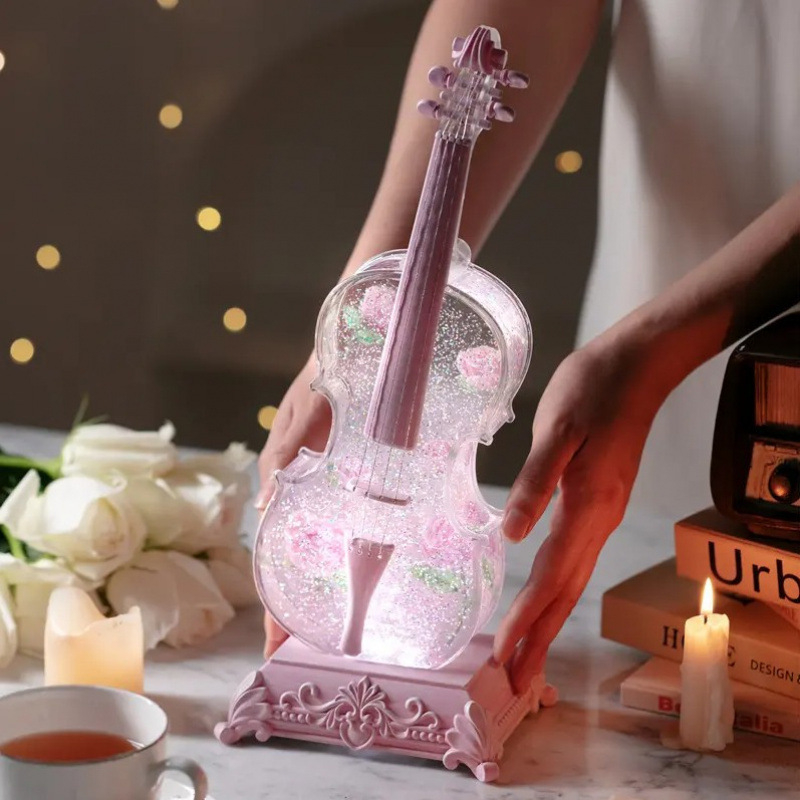 Kristalna kugla ukras s Bluetooth glazbenom kutijom, motiv violine; metalna konstrukcija; dar za rođendan i Božić za razrednog kolegu