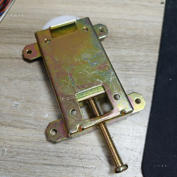 Versiune internațională a rolei pentru uși și ferestre glisante, cu rola de susținere și rola de agățare