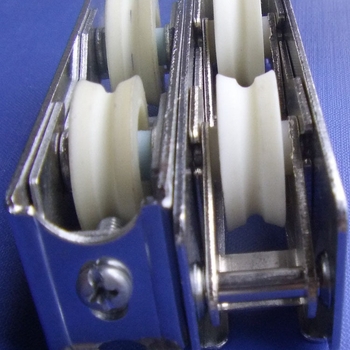 Rola S82 dublă pentru uși și ferestre, material: fier, grosime perete 1,2 mm, potrivită pentru ferestre din aluminiu, sarcină maximă: consultați producătorul