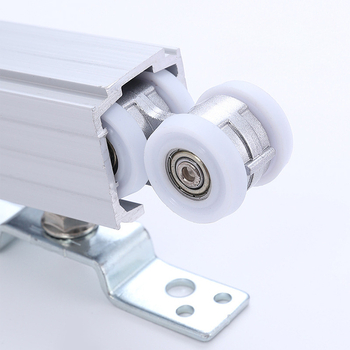 Nehéz terhelésű, csúszóajtóhoz való függő görgő cink ötvözetből — Modell: Zinc Alloy Hanging Wheel; Maximális teher 120 kg; Alkalmas szekrényekhez, gardróbokhoz és fürdőszobai ajtókhoz; Modern minimalista stílus