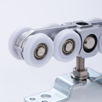 Nehéz terhelésű, csúszóajtóhoz való függő görgő cink ötvözetből — Modell: Zinc Alloy Hanging Wheel; Maximális teher 120 kg; Alkalmas szekrényekhez, gardróbokhoz és fürdőszobai ajtókhoz; Modern minimalista stílus