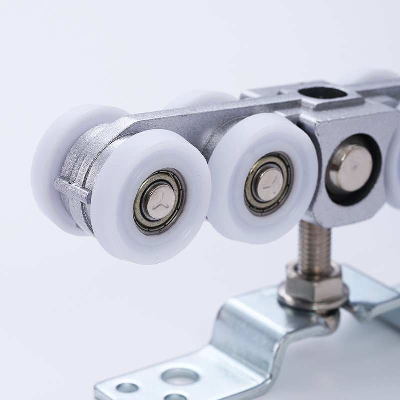 Nehéz terhelésű, csúszóajtóhoz való függő görgő cink ötvözetből — Modell: Zinc Alloy Hanging Wheel; Maximális teher 120 kg; Alkalmas szekrényekhez, gardróbokhoz és fürdőszobai ajtókhoz; Modern minimalista stílus