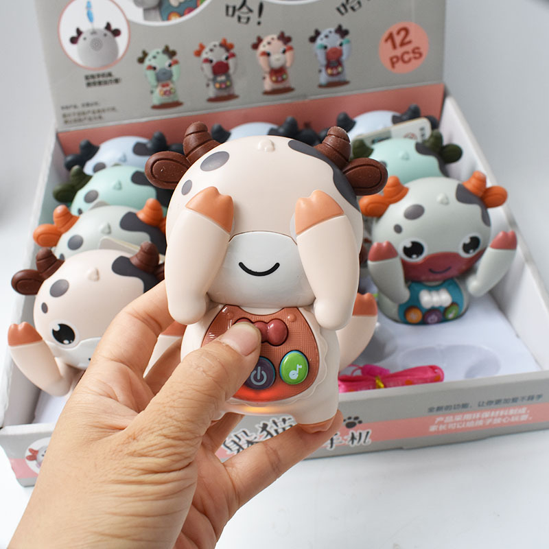 Mașină de povești pentru educație timpurie; lumini și sunete; muzică interactivă și joc părinte-copil; material plastic; alimentare cu baterii; potrivit pentru copii 4–6 ani