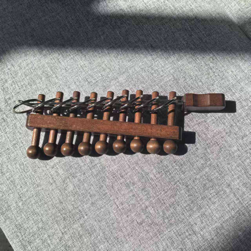 Kilenc gyűrűs fa puzzle a türelem gyakorlásához — Kategória: Kilenc gyűrű; Csomagolás: átlátszó blister; Testreszabás: OEM logó