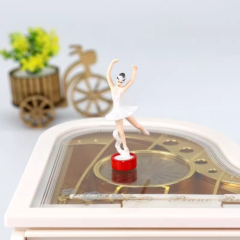 Cutie muzicală cu motiv carusel-pian, din rășină, temă prințesă balerină, cadou ideal pentru zilele de naștere și Crăciun.