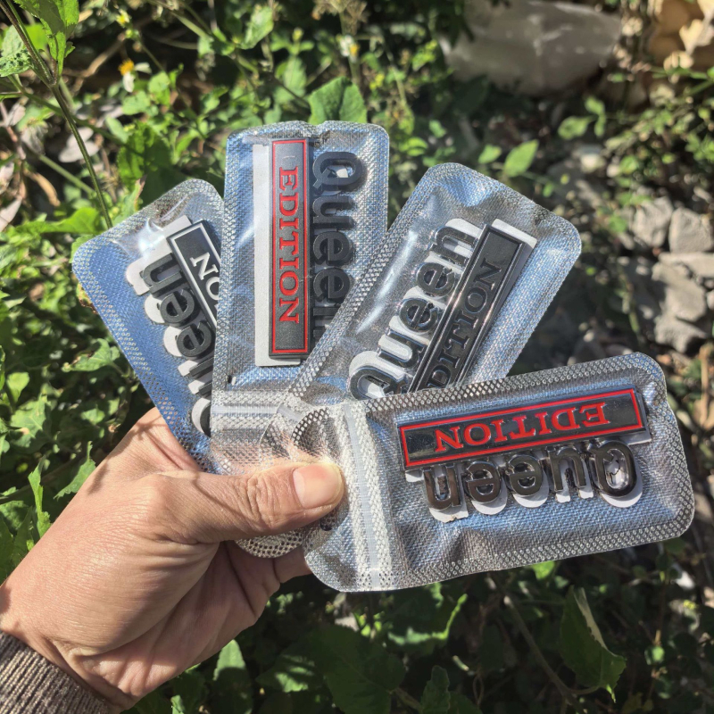 Autó karosszéria matricája - cink ötvözet, betűs minta, ragasztóval történő felhelyezés, illik az első részre, csomagtartóra, a hátsó részre és oldalra