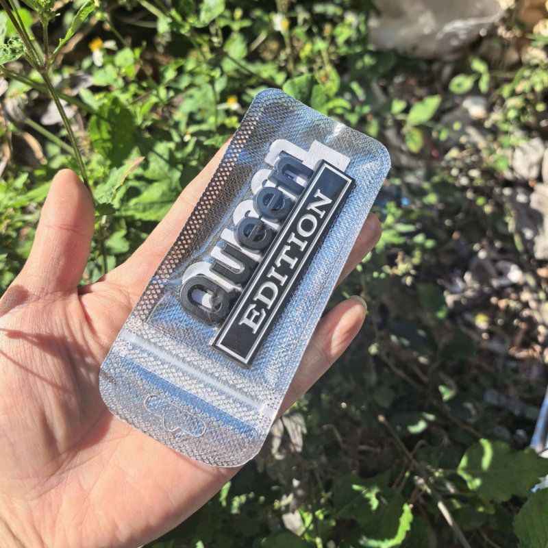 Autó karosszéria matricája - cink ötvözet, betűs minta, ragasztóval történő felhelyezés, illik az első részre, csomagtartóra, a hátsó részre és oldalra