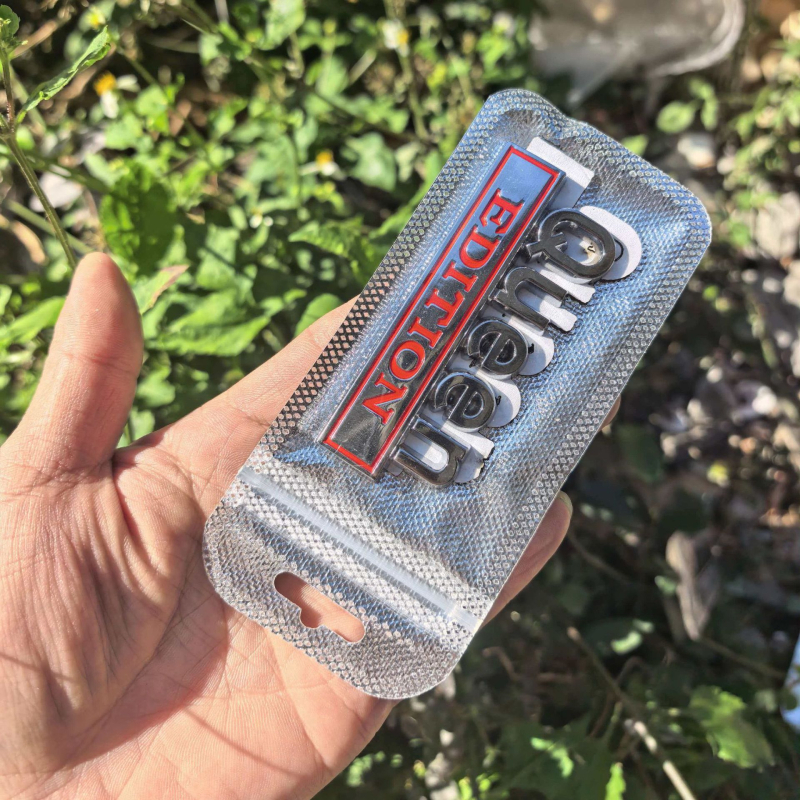 Autó karosszéria matricája - cink ötvözet, betűs minta, ragasztóval történő felhelyezés, illik az első részre, csomagtartóra, a hátsó részre és oldalra