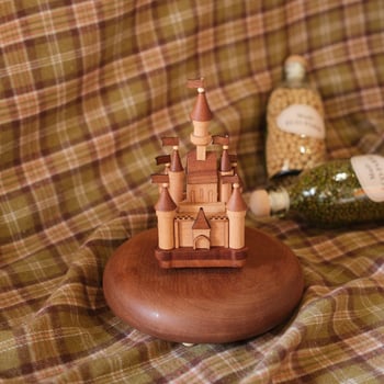 Fából készült asztali zenedoboz – Rajzfilm-stílus, testre szabható logó, ajándék születésnapra és karácsonyra