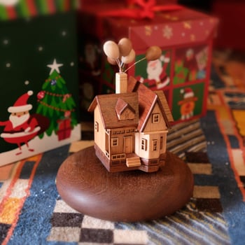 Fából készült asztali zenedoboz – Rajzfilm-stílus, testre szabható logó, ajándék születésnapra és karácsonyra